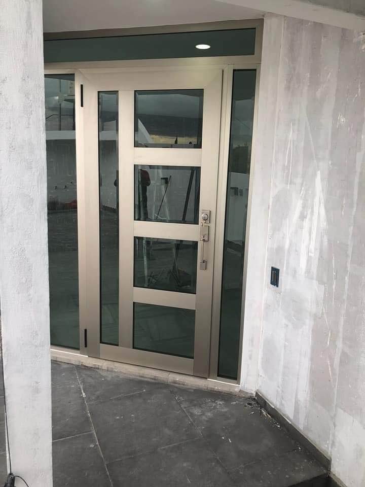 Puertas modernas de aluminio en Aguascalientes